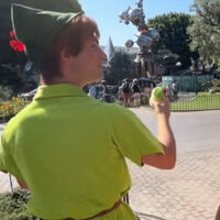 Toni Kulusich, de 27 años, lleva desde 2015 visitando cada pocos días a Peter Pan en Disneyland. Internet ha decidido convertirla en una villana 