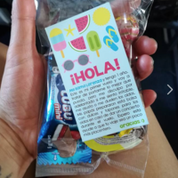 En el primer vuelo de su bebé, piden perdón por adelantado a los pasajeros y les obsequian con dulces: ¿es necesario llegar a tanto?