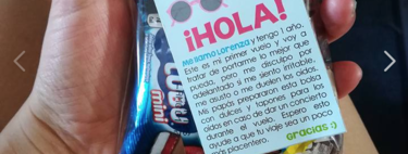 En el primer vuelo de su bebé, piden perdón por adelantado a los pasajeros y les obsequian con dulces: ¿es necesario llegar a tanto?