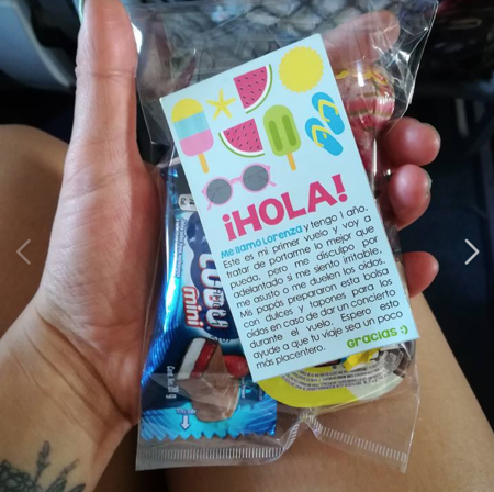 En el primer vuelo de su bebé, piden perdón por adelantado a los pasajeros y les obsequian con dulces: ¿es necesario llegar a tanto?