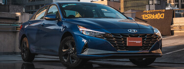 Hyundai Elantra Hybrid 2023, a prueba: más de 20 km/l sin tanto esfuerzo en un sedán que gusta por amplio y fácil de manejar