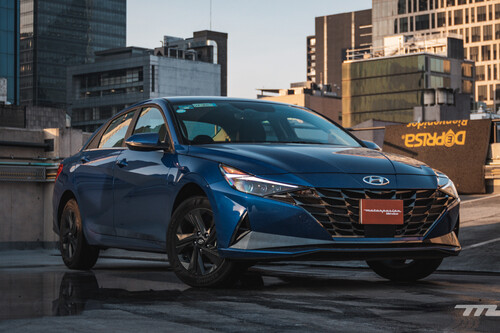 Hyundai Elantra Hybrid 2023, a prueba: más de 20 km/l sin tanto esfuerzo en un sedán que gusta por amplio y fácil de manejar
