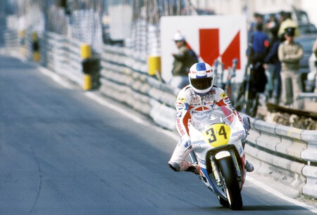 El día que Kevin Schwantz cometió la "inconsciencia" de correr con su moto de GP entre los muros de Macao y... ¡arrasó!