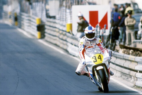 El día que Kevin Schwantz cometió la "inconsciencia" de correr con su moto de GP entre los muros de Macao y... ¡arrasó!