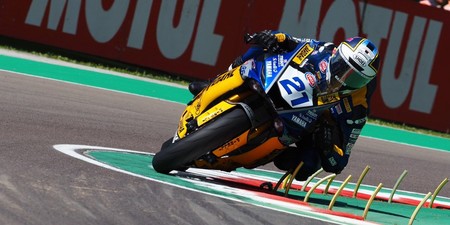 Randy Krummenacher gana una extraña carrera de Supersport en Imola gracias a una última vuelta loca