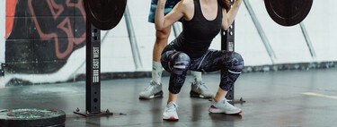 Lo que tienes que saber si eres de los que mete las rodillas hacia dentro al hacer sentadilla 