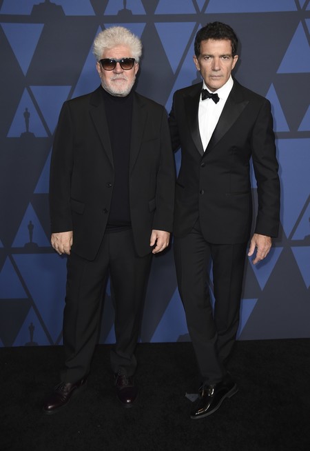 Puede que todos luzcan un smoking clásico en los Governors Awards 2019, pero Robert Pattinson siempre apostará por el total black