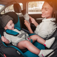 Viaje a contramarcha: ¿dónde coloca el niño las piernas? ¿Va cómodo? Respondemos todas las dudas