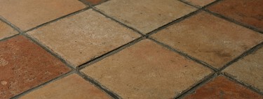 Limpiar las juntas del suelo negras es pan comido con este truco: así puedes limpiarlas en profundidad 