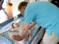 Utilizando al niño como excusa para decir algo a los padres‏