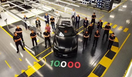 Lamborghini Urus numero 10,000 sale de la línea de producción