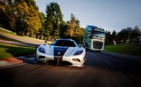 Volvo FH vs Koenigsegg One:1, esto es lo que pasó