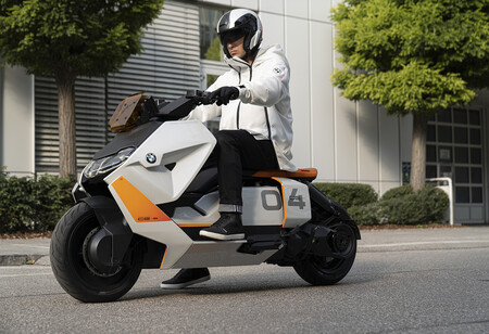 La BMW Definition CE 04 es la evolución de la moto eléctrica conectada que quieren vender, pero sigue siendo un prototipo