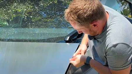 Tesla Cybertruck prueba del maletero guillotina de manos