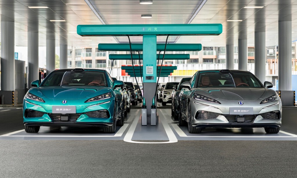 EEUU ya instala cargadores de 1 MW para sus eléctricos, pero Europa tiene algo mejor: coches preparados para aprovecharlos