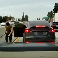 Cinco años de cárcel para el conductor de un Tesla que agredía con una barra de hierro en plena autopista