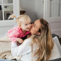 Cinco consejos realistas para soltar las culpas de la maternidad y recuperar la paz mental 