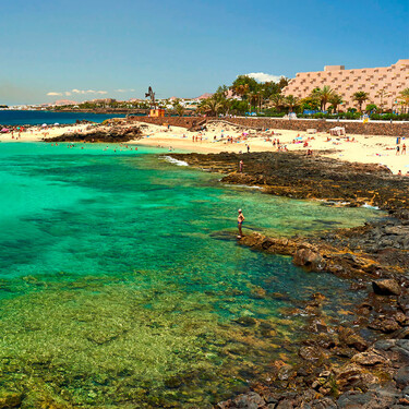 Un paseo marítimo para toda la familia, playas urbanas y uno de los mejores arroces de toda Canarias: lo que te espera en este pueblo de Lanzarote 