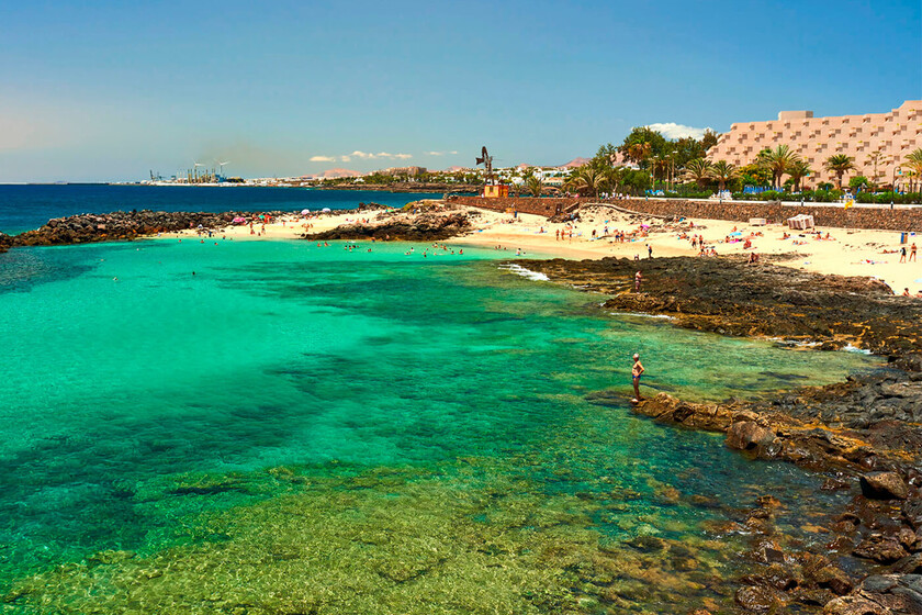 Un paseo marítimo para toda la familia, playas urbanas y uno de los mejores arroces de toda Canarias: lo que te espera en este pueblo de Lanzarote