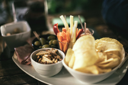 Así es como el picoteo puede estar arruinando tu dieta y trucos para evitarlo