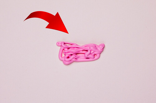 Renté un departamento y descubrí chicles pegados en paredes y piso: así los quité sin gastar un peso