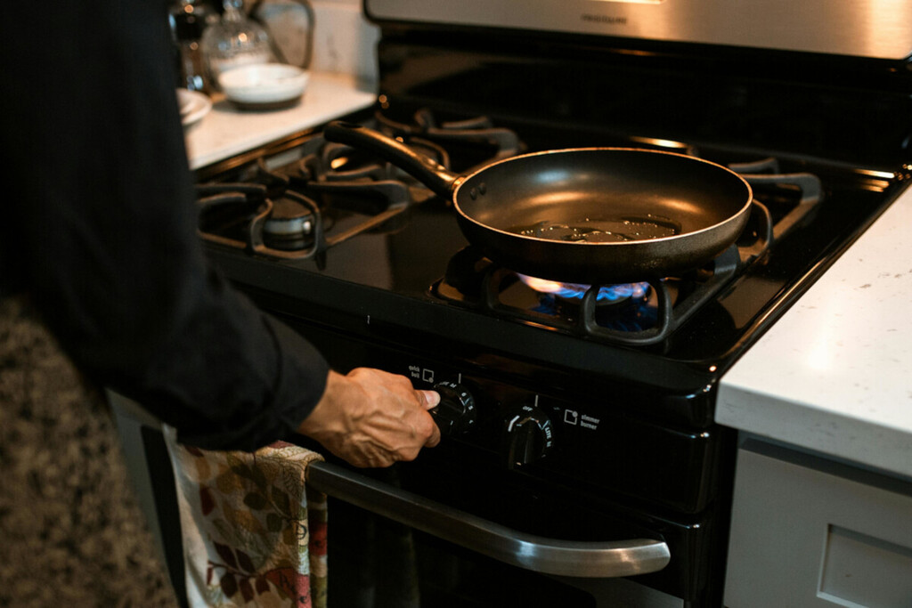 La mejor técnica para limpiar una cocina de gas: este es el ritual que debes seguir 