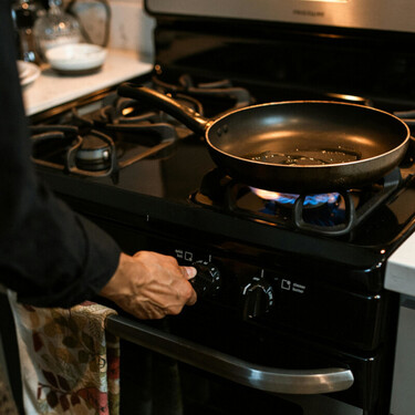 La mejor técnica para limpiar una cocina de gas: este es el ritual que debes seguir 