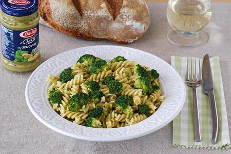 Fusilli con Pesto alla genovese Barilla y brócoli