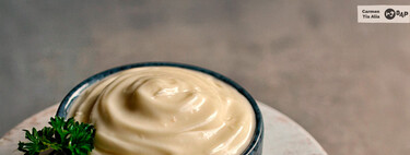 Receta de mayonesa casera clásica o cómo juntar aceite, huevo y vinagre en una crema untuosa