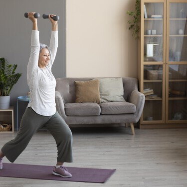 Los cinco mejores ejercicios de fuerza para mujeres mayores de 50 ideales para comenzar a entrenar en casa 