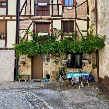 El pueblo medieval de España muy poco visitado que se esconde en un cráter y es Conjunto Histórico