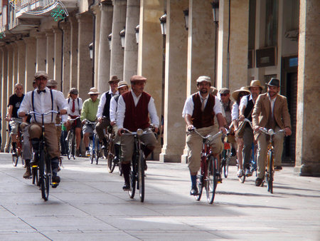 'Tweed cycling' en Palencia y Santander: reivindicando la movilidad futura con trajes del pasado