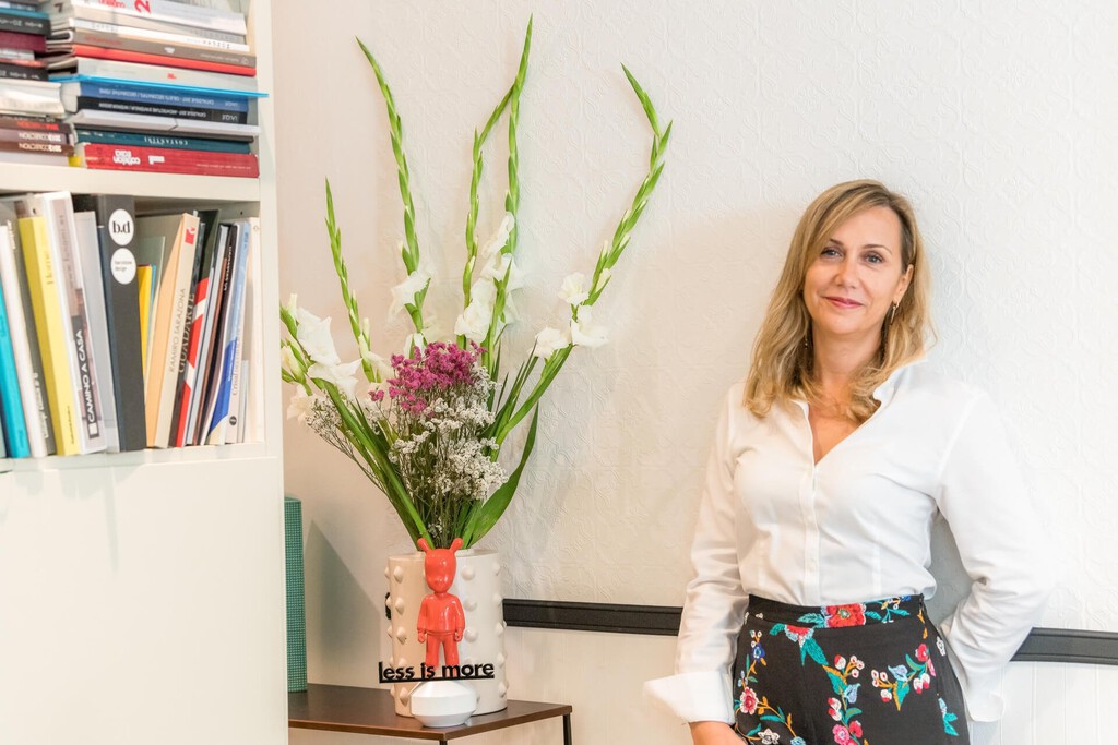 Eva Mesa, interiorista, sobre las cocinas abiertas: "A la isla hay que sacarle el máximo partido como una pieza de gran almacenaje" 