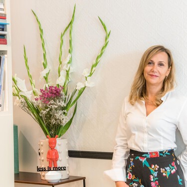 Eva Mesa, interiorista, sobre las cocinas abiertas: "A la isla hay que sacarle el máximo partido como una pieza de gran almacenaje" 