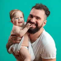 Los expertos proponen este cambio importante en el permiso por paternidad para forzar a los padres a cuidar solos a los hijos 