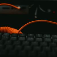 Adiós a tener los cables molestándote mientras juegas con este accesorio barato que encaja en todos los setups