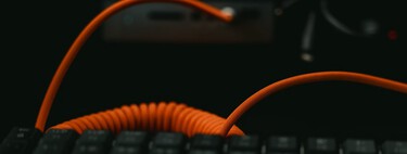 La solución a tener el setup repleto de cables pasa por este accesorio tan barato como útil
