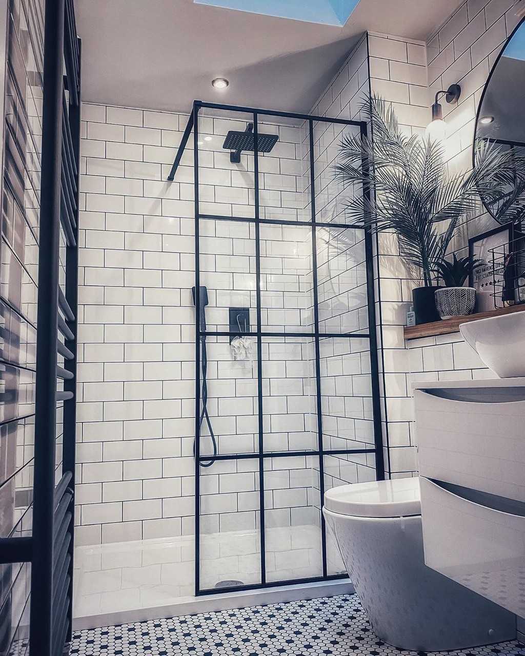 23 cuartos de baño en blanco y negro, la combinación que conseguirá que