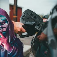 La estafa del tornillo en gasolineras promete fastidiar el verano a más de uno: así logran los estafadores que les pagues su gasolina 