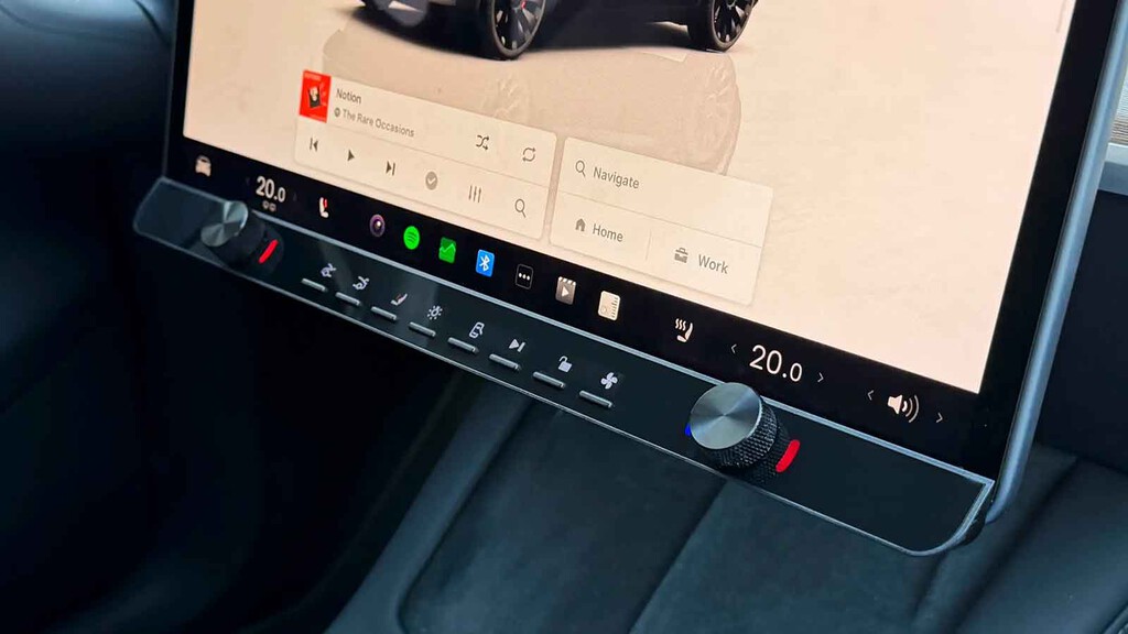 Tesla está obsesionada con las pantallas táctiles, así que sus dueños se están financiando un gadget que tiene lo que más echan de menos: botones de verdad
