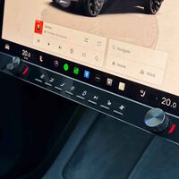 Tesla está obsesionada con las pantallas táctiles, así que sus dueños se están financiando un gadget que tiene lo que más echan de menos: botones de verdad