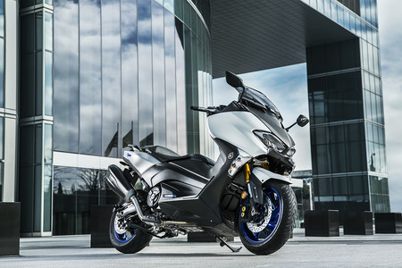 El Yamaha TMax SX Sport Edition ya tiene precio: 14.199 euros para el maxiscooter más deportivo
