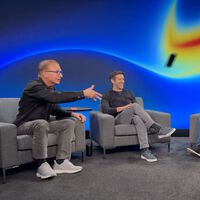 Dos altos directivos de Apple lanzan un iPhone a los periodistas para probar su resistencia. Ellos se lo devuelven intentando doblarlo por la mitad 