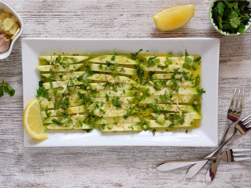 Refrescante, saciante y sin encender un fuego: esta receta de calabacín es una comida o cena saludable de verano perfecta
