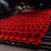 Todos nos hemos hecho esta pregunta al menos una vez: ¿Por qué las butacas del cine son rojas?