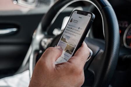 La DGT ya tiene un sistema para multarte cuando utilizas el iPhone al volante. Y no son los radares