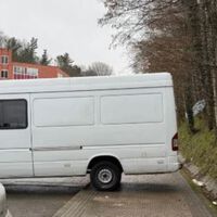 “Una persona en silla de ruedas no pasa”. Las furgonetas grandes están invandiendo las aceras para aparcar, y aparte de incívico es ilegal