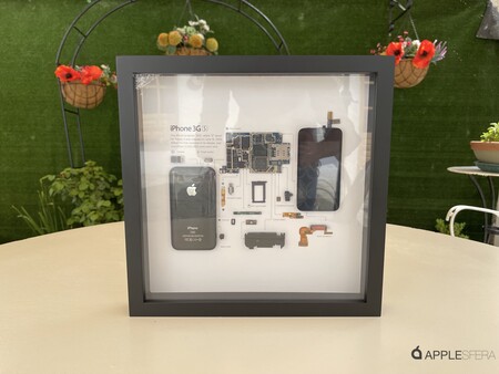 Este marco de Grid Studio inmortaliza un iPhone 3GS en todo su esplendor para colgar en tu despacho o salón