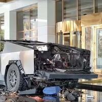 Qué sabemos sobre la Tesla Cybertruck que ha explotado en la puerta del hotel de Donald Trump dejando un fallecido. "Fuegos artificiales y una bomba", según Elon Musk 