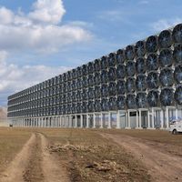 Bill Gates quiere que llenes el depósito con combustible extraído... ¡del aire!